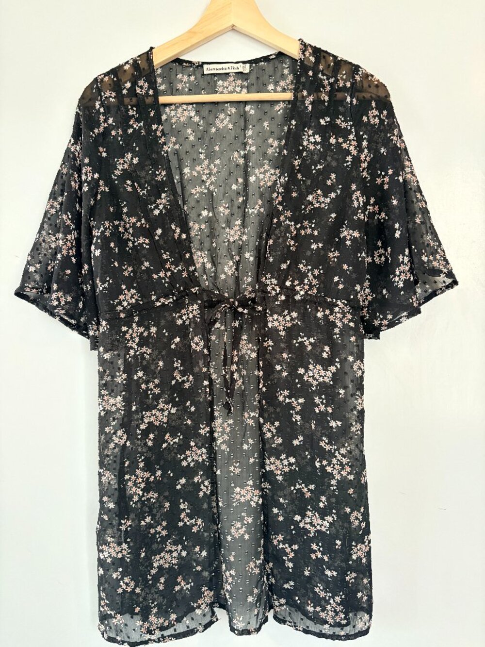 Abercrombie & Fitch Black with Daisies Shawl, size XS